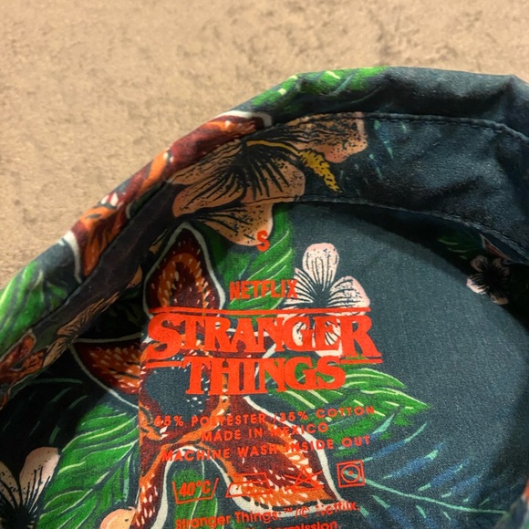 Stranger Things Demogorgon Flower Button Up - Picture 4 of 4